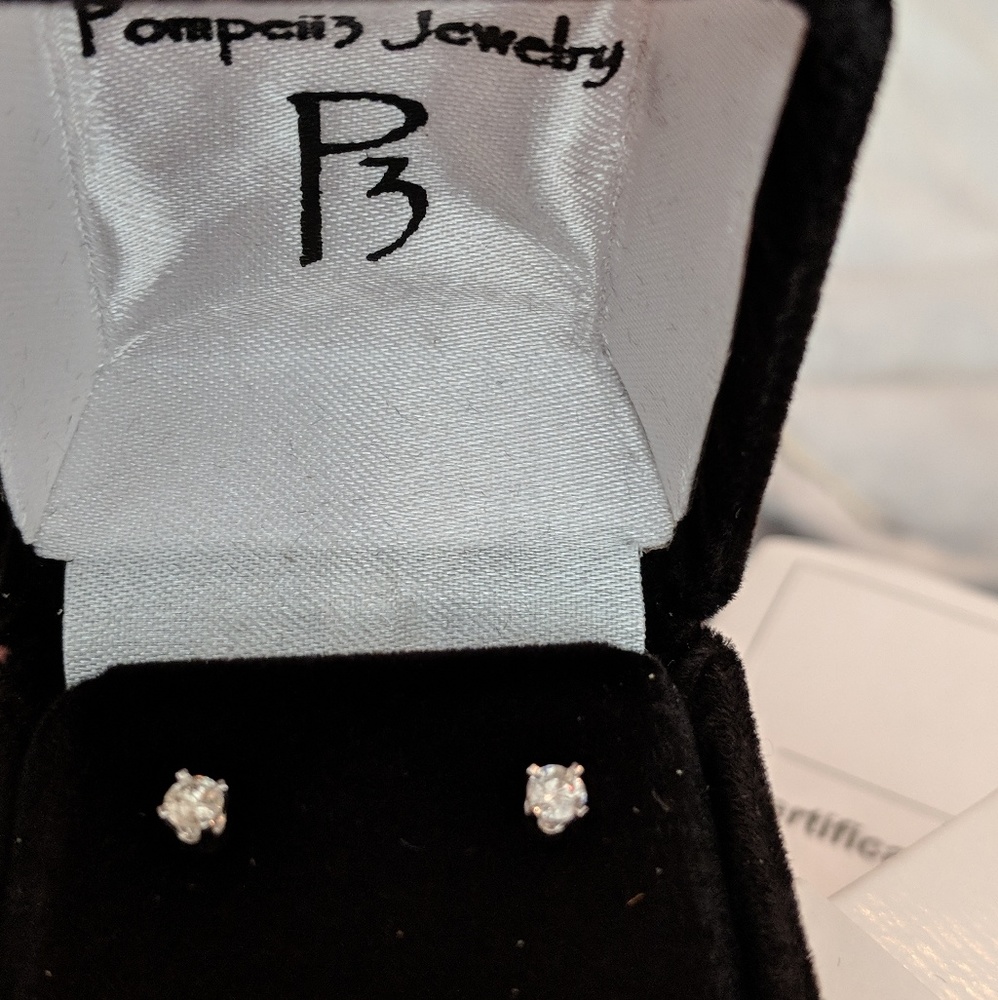 1/5 carat diamond studs in white gold brand new